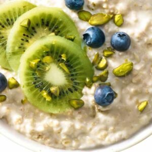 Porridge kiwi, myrtilles et pistaches